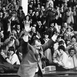 El entrenador del Liverpool Bob Paisley toma el saludo de la multitud en el campo de Anfield como él.