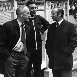 El entrenador de Liverpool Bill Shankly y su asistente Joe Fagan con el entrenador del Arsenal Bertie Mee.
