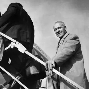 Il manager del Liverpool Bill Shankly imbarca l'aereo all'aeroporto di Speke.