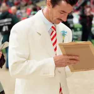 Liverpool Ian Rush firmando autógrafos en el campo de Wembley durante la prepartido.