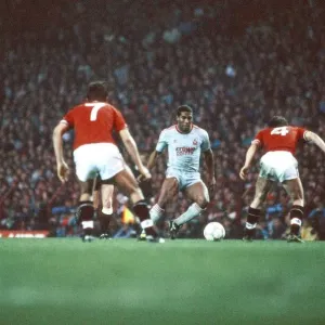 Liverpools John Barnes in the middle, Manchester United 1-1 Liverpool Liverpools John Barnes in the middle, Manchester United 1-1 Liverpool