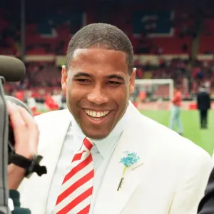 John Barnes de Liverpool en el campo de Wembley siendo entrevistado por la BBC antes.