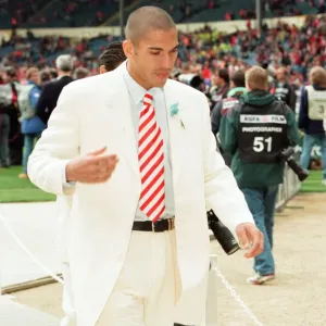 Stan Collymore de Liverpool en el campo de Wembley durante las preparaciones previas al partido.