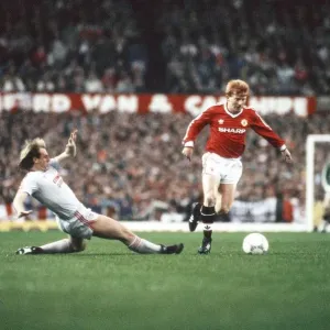 Liverpools Steve McMahon and Manchester Uniteds Gordon Strachan Liverpools Steve McMahon and Manchester Uniteds Gordon Strachan