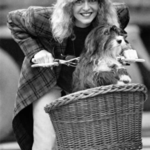 Liza Goddard with Pippin the dog. November 1989 P000671