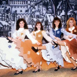 Vier lokale Mädchen, die im Chor der Pantomime Babys aus dem Wald tanzen