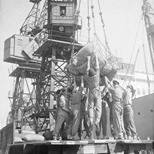 London Dock Strike 1949 Soldiers unloading cargo. 019194 / 1