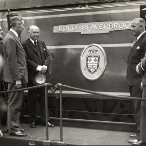 Herr Beaverbrook enthüllt das Namensschild auf einem Zug der Südwestlichen Eisenbahn, BR 34054 / SR Nummer Herr Beaverbrook enthüllt das Namensschild auf einem Zug der Südwestlichen Eisenbahn, BR 34054 / SR Nummer