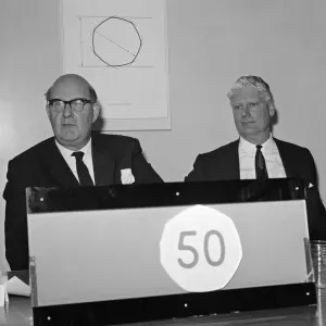 Le lord Fiske (à gauche) et le chevalier Hugh Conway lors de l'inauguration de la nouvelle pièce à 50 pence. Le lord Fiske (à gauche) et le chevalier Hugh Conway lors de l'inauguration de la nouvelle pièce à 50 pence.