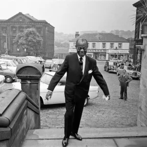 Louis Armstrong observant une ancienne tradition de Batley. Toucher les moulins du Yorkshire.