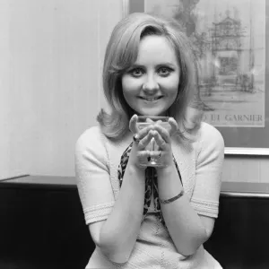 Lulu, photographiée dans son appartement de Londres en célébration après avoir appris qu'elle a sorti son single 