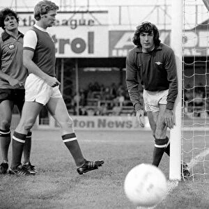 Luton Town. vs. Arsenal. Jennings. August 1977 77-04352-020