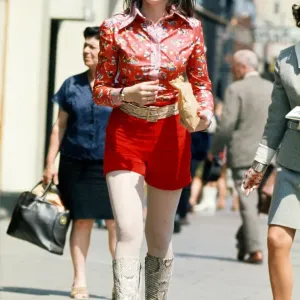 Lynn Hilson geht am 6.Juni 1970 entlang der Königstraße in Chelsea, London Lynn Hilson geht am 6.Juni 1970 entlang der Königstraße in Chelsea, London