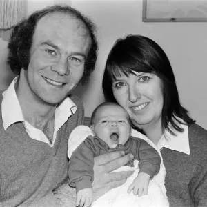 Maddy Prior et Rick Kemp du groupe folk-rock Steeleye Span avec leur bébé Alexandre. Maddy Prior et Rick Kemp du groupe folk-rock Steeleye Span avec leur bébé Alexandre.
