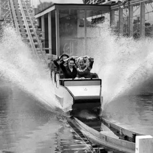 Making a splash at Battersea gardens, London. Photographs shows a merry party of some of Making a splash at Battersea gardens, London. Photographs shows a merry party of some of