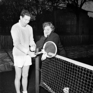 L'homme et la femme parlent après avoir joué un jeu de tennis en janvier 1953 D500.