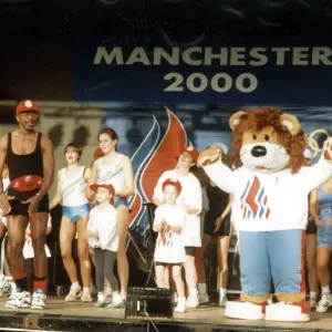 Manchester 2000 Olympic Bid, Folla attende l'annuncio ufficiale su chi ospiterà.