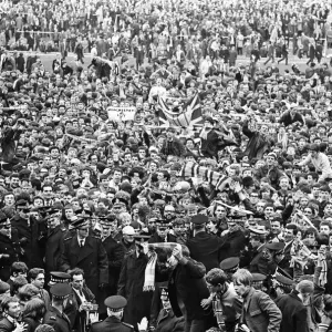 I tifosi del Manchester City celebrano dopo che la loro squadra ha vinto il titolo di Lega con un risultato di 3-4.