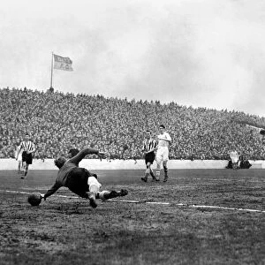 Manchester City v Grimsby Town. Grimsby Town keeper Hayhurst makes a flying save to fail
