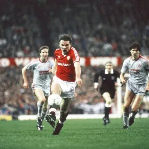 Manchester United 1-1 Liverpool, League match at Old Trafford, Sunday 15th November 1987 Manchester United 1-1 Liverpool, League match at Old Trafford, Sunday 15th November 1987
