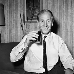 Bobby Charlton, Fußballspieler von Manchester United und England, ist im Glück zu Hause. Bobby Charlton, Fußballspieler von Manchester United und England, ist im Glück zu Hause.