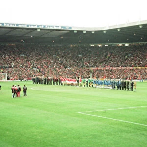 Manchester United and Everton players mark the death of Sir Matt Busby with a minutes