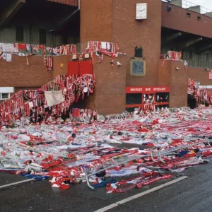 I tifosi del Manchester United si inchinano in segno di rispetto mentre osservano le raccolte di sciarpe.