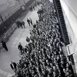 Los aficionados del Manchester United esperan en la fila para obtener entradas en Old Trafford para el partido de semifinales de la FA Cup. Los aficionados del Manchester United esperan en la fila para obtener entradas en Old Trafford para el partido de semifinales de la FA Cup.