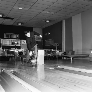 Il calciatore del Manchester United George Best al bowling presso il Top Rank Bowl vicino a Trafford.