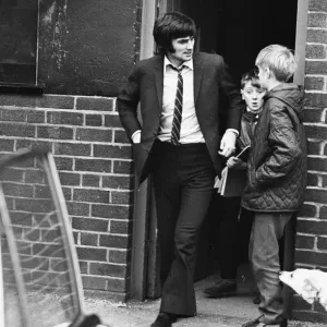 Il calciatore del Manchester United George Best lascia l'Old Trafford dopo aver ricevuto una cura.