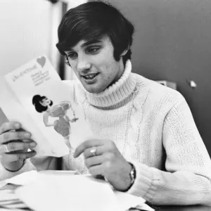 Il calciatore del Manchester United George Best legge le sue carte di San Valentino.