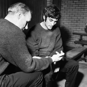 Il calciatore del Manchester United George Best durante una sessione di allenamento. Febbraio 1968.