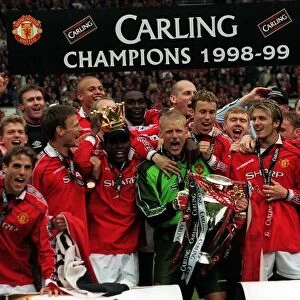Manchester United players celebrate May 1999 after winning 2-1 against Tottenham