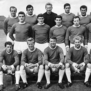 Manchester United pose for a team group during the 1962 / 1963 season Left to Right