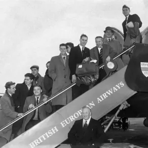 Manchester United Team at Ringway Airport for the European cup match with Borussia Manchester United Team at Ringway Airport for the European cup match with Borussia