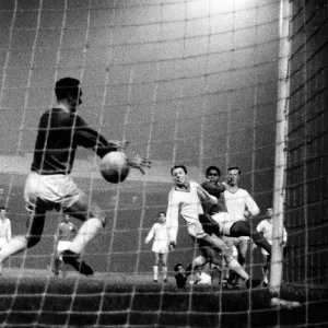Manchester United v Benfica - Eusebio in action Manchester United v Benfica - Eusebio in action