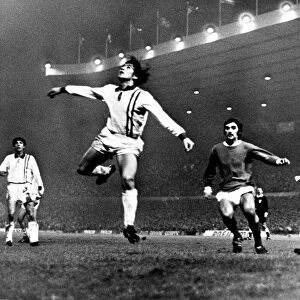 Manchester United v Estudiantes - 1968 George Best beats the Estudiantes defence