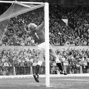 Manchester United v. Sunderland. April 1985 MF21-03-069 The final score was a two