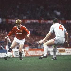 Manchester Uniteds Gordon Strachan with the ball. Manchester United 1-1 Liverpool Manchester Uniteds Gordon Strachan with the ball. Manchester United 1-1 Liverpool