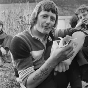 I sostenitori della squadra di calcio della città di Manchester si sono radunati fuori dal campo prima di una partita. I sostenitori della squadra di calcio della città di Manchester si sono radunati fuori dal campo prima di una partita.