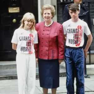 Margaret Thatcher, Première ministre, photo avec des collecteurs de fonds Melanie Pickersgill et James Murphy. Margaret Thatcher, Première ministre, photo avec des collecteurs de fonds Melanie Pickersgill et James Murphy.