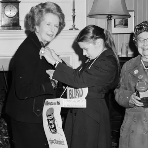 Margaret Thatcher with RNIB members - 03 / 04 / 1987 Margaret Thatcher with RNIB members - 03 / 04 / 1987