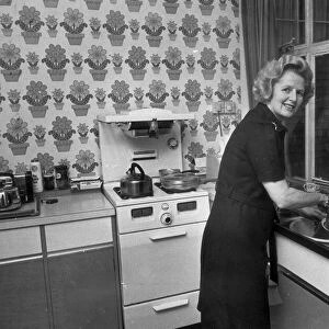 MARGARET THATCHER WASHES UP AT HOME IN FINCHLEY, NORTH LONDON - 4TH OCTOBER 1974 (74 / 3068