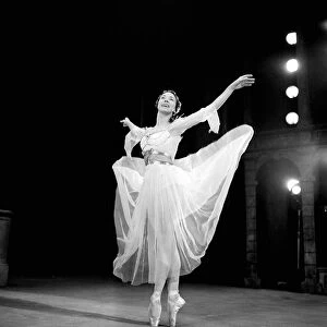 MARGOT FONTEYN - BALLET DANCER - REHEARSES FOR GALA MATINEE BALET - 24 / 11 / 1959