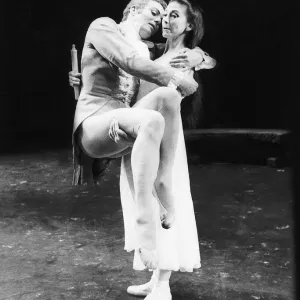 Margot Fonteyn ist eine Tänzerin des Ballets, die mit dem Tanzpartner John Gilpin übt