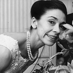 Margot Fonteyn with bouquet of roses in her dressing room - July 1964 02 / 07 / 1964