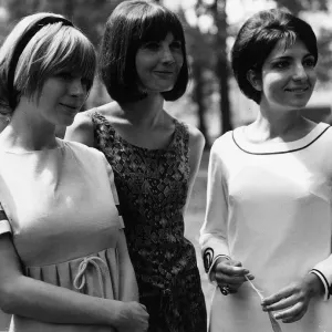 Marianne Faithful (L) and Sandie Shaw (C) 1965 in Ladybirds TV programme