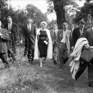 Marilyn Monroe and her husband, playwright Arthur Miller (3rd from the left) Marilyn Monroe and her husband, playwright Arthur Miller (3rd from the left)