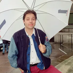 Mark Goodier, DJ di BBC Radio One, fotografato alla conferenza stampa del 1993 per la linea dei dj. Mark Goodier, DJ di BBC Radio One, fotografato alla conferenza stampa del 1993 per la linea dei dj.