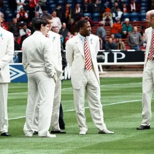 Mark Wright (derecha) y John Barnes con compañeros de Liverpool en el campo.